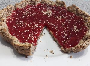 Una foto de Tarta avena y mermelada light frutilla