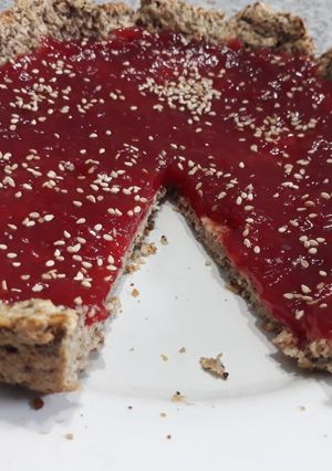 Una foto de Tarta avena y mermelada light frutilla