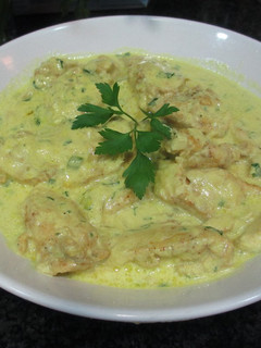 Una foto de Pechuga de pollo con raíz de perejil en salsa curry