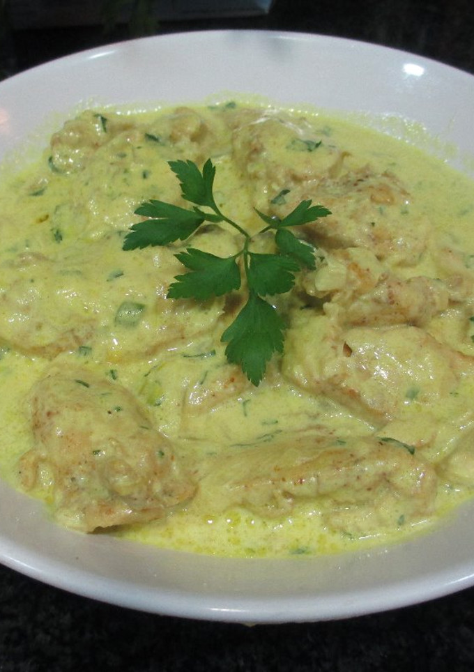Una foto de Pechuga de pollo con raíz de perejil en salsa curry