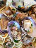 Spaghetti alle vongole (spaghetti aux palourdes)