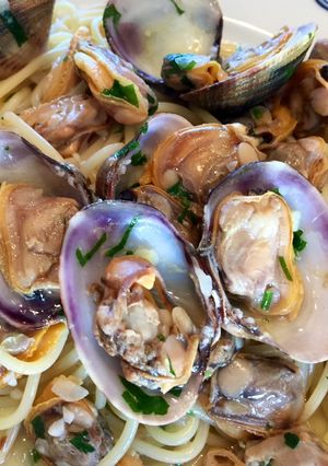Une photo de Spaghetti alle vongole (spaghetti aux palourdes)
