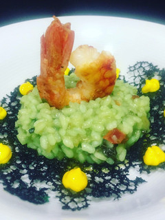 Una foto de Risotto de gambas con alga wakame y plancton con all i olli de azafrán