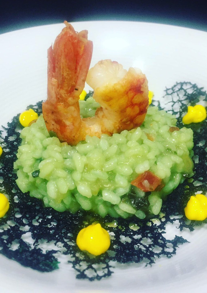 Una foto de Risotto de gambas con alga wakame y plancton con all i olli de azafrán