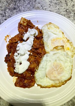 Una foto de Chilaquiles rojos