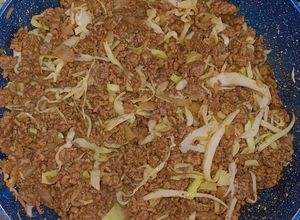 Una foto de Guiso de carne con repollo (ideal para tostadas o taquitos) 🌮