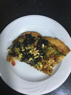 Una foto de Coca crujiente de cebolla, morcilla y chorizo😜😜😜😜