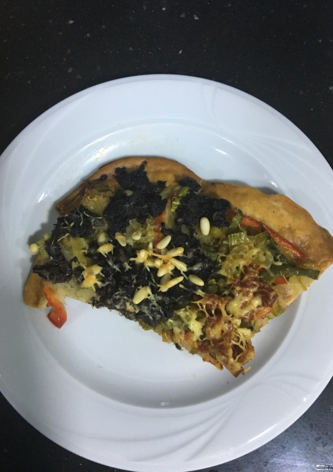 Una foto de Coca crujiente de cebolla, morcilla y chorizo😜😜😜😜