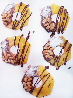 Una foto de Rodajas de piña con chocolate fundido