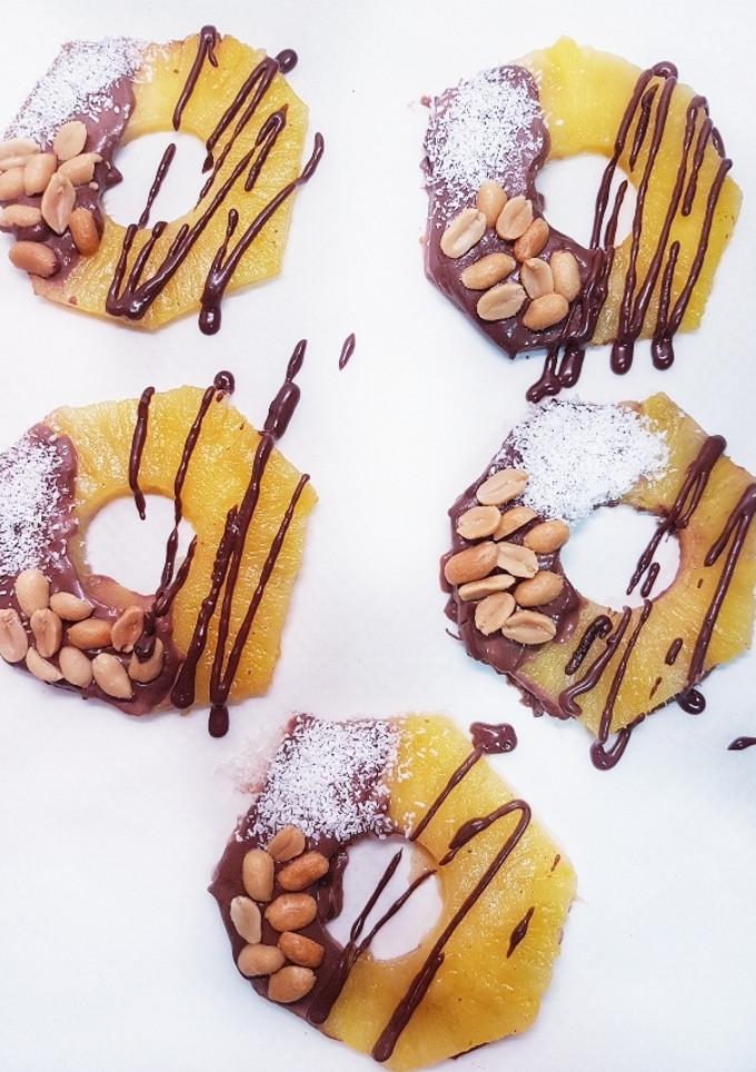 Una foto de Rodajas de piña con chocolate fundido