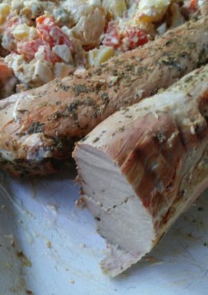 Una foto de Solomillo de cerdo con ensalada rusa