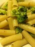 Rigatoni con brócoli (apta vegetarianos)