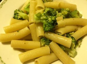 Una foto de Rigatoni con brócoli (apta vegetarianos)