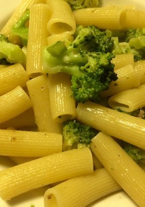 Una foto de Rigatoni con brócoli (apta vegetarianos)