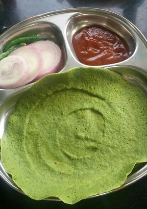 A picture of Oil free moongdal aur spinach ka dosa.