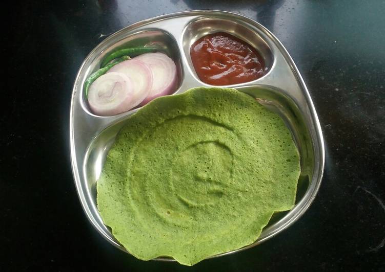 Recipe of Award-winning Oil free moongdal aur spinach ka dosa