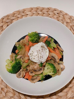 Una foto de Salteado de verduras con huevo poché