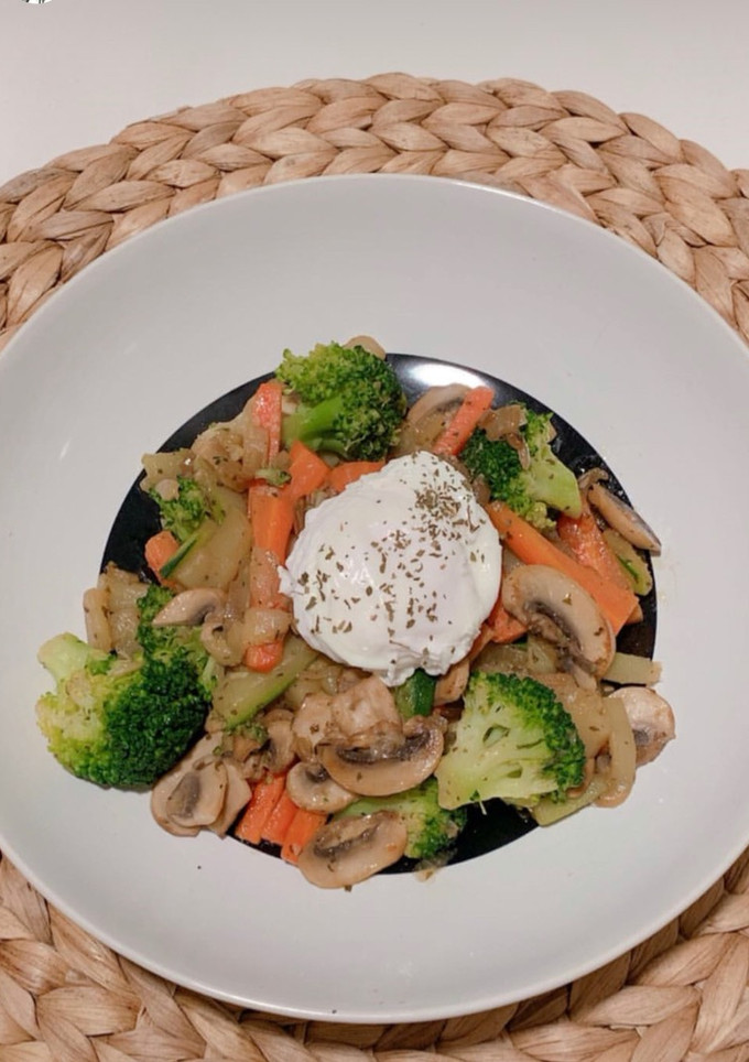 Una foto de Salteado de verduras con huevo poché