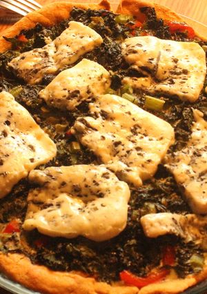 Una foto de Pastél de repollo verde crespo a cielo abierto y roqueforteado