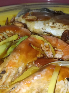 Una foto de Lubina y gambas langostineras 🦐🦐