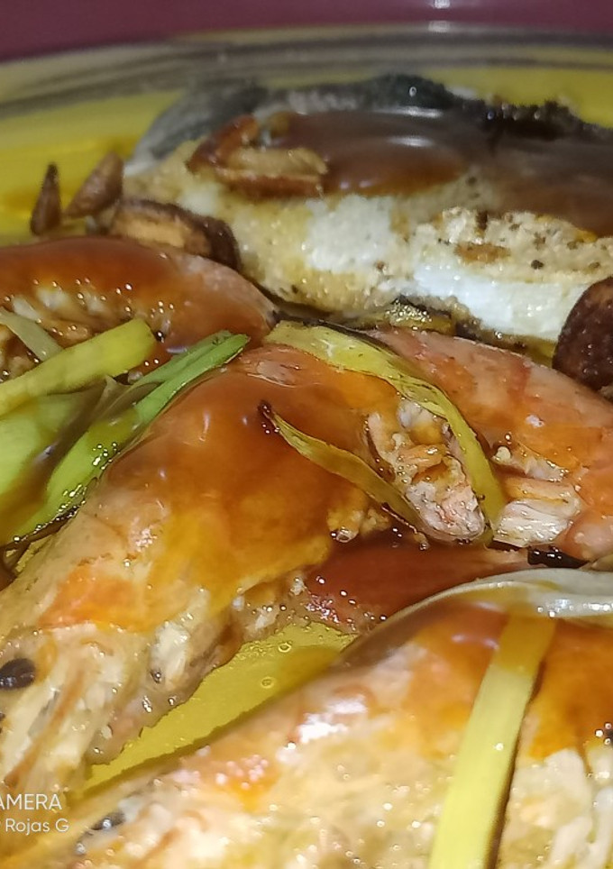 Una foto de Lubina y gambas langostineras 🦐🦐