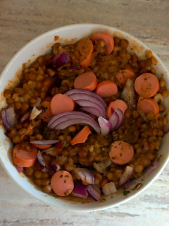 Lilahagymás-virslis lencsesaláta 🥘 recept fotója