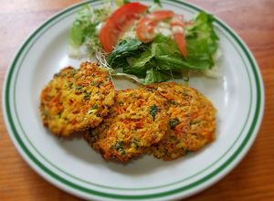 Una foto de Tortitas de arroz y vegetales en freidora de aire