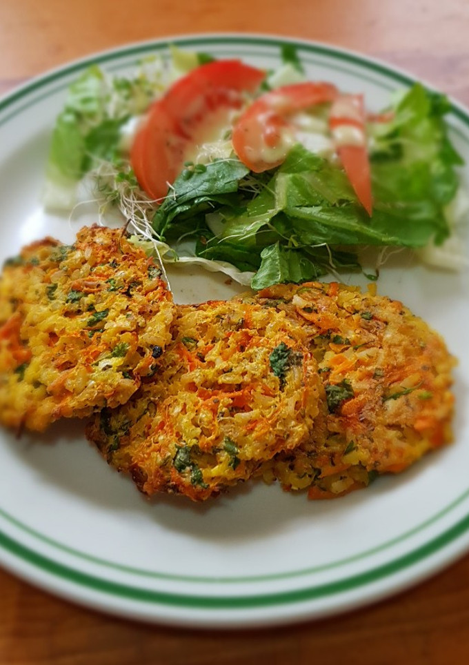 Una foto de Tortitas de arroz y vegetales en freidora de aire
