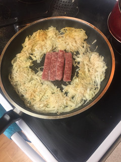 Una foto de Papa frita rallada con salchicha