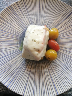 Una foto de Medallón de solomillo de pavo con tomate y mozzarella