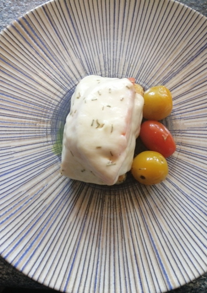 Una foto de Medallón de solomillo de pavo con tomate y mozzarella