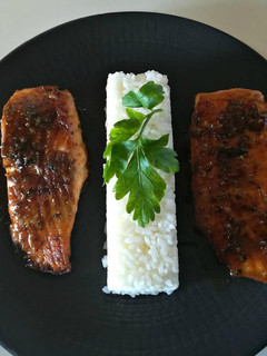 Una foto de Salmón en salsa