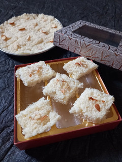 ટોપરા પાક (Topra Paak Recipe In Gujarati) રેસીપી મુખ્ય ફોટો