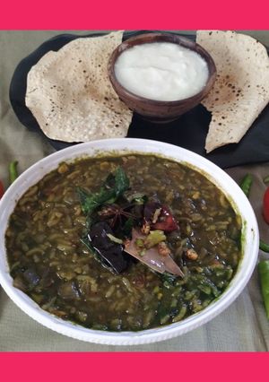 A picture of Palak sprouts Khichdi.