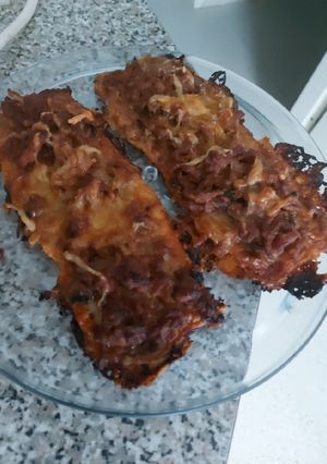 Una foto de Paninis con base de calabaza y zanahoria, con carne y champiñón