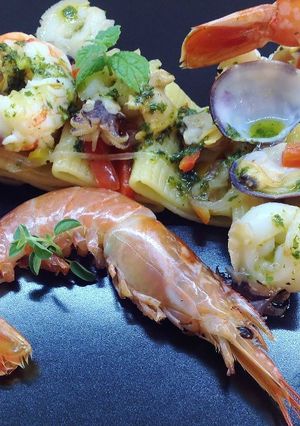 Foto di Paccheri con pesce, peperoni corno e olio aromatizzato con menta e basilico