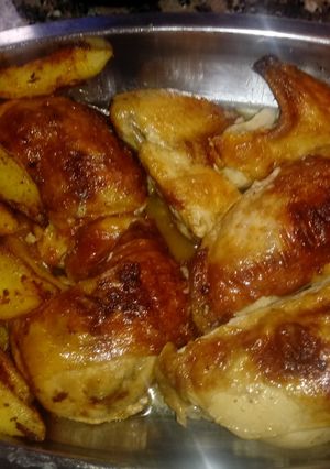 Una foto de Pollo a la manteca de limón con papas en cuña