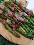 Espargos enrolados em bacon crocante com queijo fresco ao natural