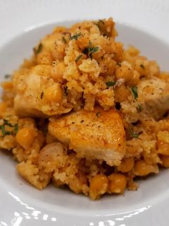 Una foto de Cuscús y garbanzos con pollo al Ras el-hanout e hierbabuena