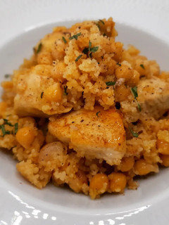 Una foto de Cuscús y garbanzos con pollo al Ras el-hanout e hierbabuena