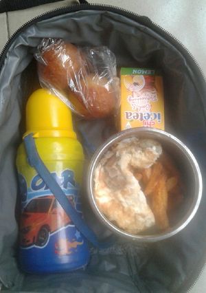 A picture of Chips and ommellet.