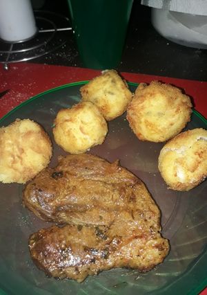 Una foto de Bife americano con mini bombas de papa