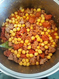 Una foto de Garbanzos de bote con chorizo y carne picada