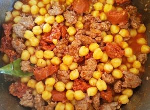 Una foto de Garbanzos de bote con chorizo y carne picada