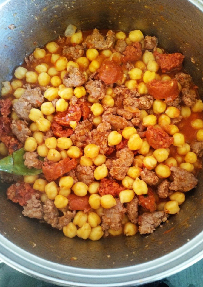 Una foto de Garbanzos de bote con chorizo y carne picada