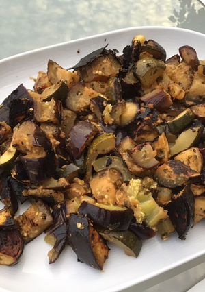 Une photo de Aubergines et courgette en marinade épicée fruitée (recette à la plancha)