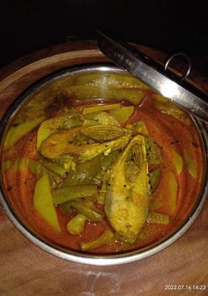 ইলিশ মাছের ঝোল (ilish macher jhol recipe in Bengali) রেসিপির প্রধান ছবি