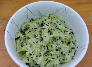 Foto de Salada de chuchu crú com gergelim