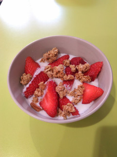 Una foto de Fresas con Kéfir y muesli con frutos secos