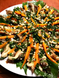 Una foto de Ensalada de berenjena asada con picada de ajo y perejil